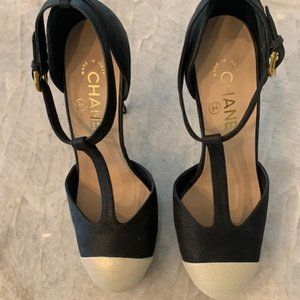 CHANEL D5B  Black/Light Gold C7775  Size 37.5 European  (7 US) Leather Shoe